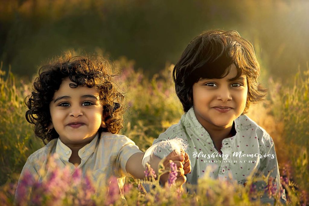 Photo portrait of brothers in wild flower